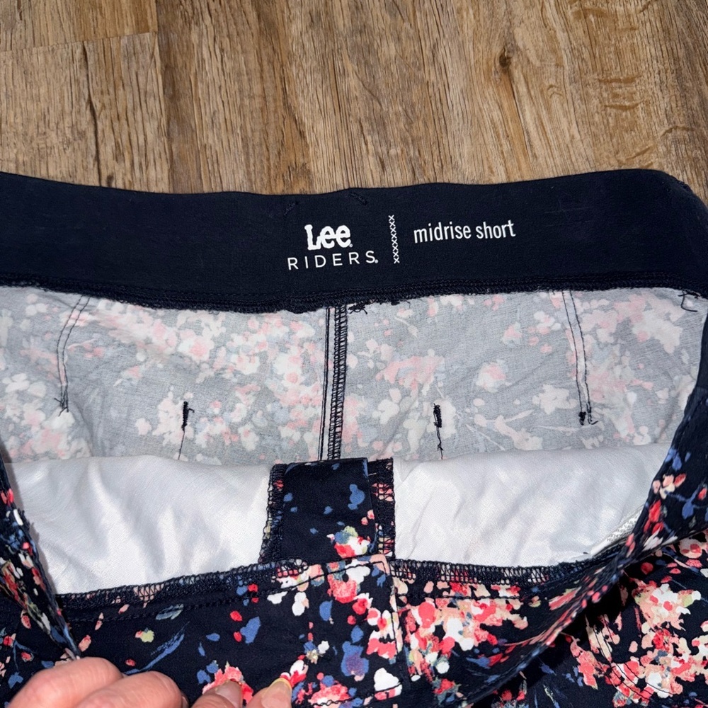LEE Riders • Floral Mid Rise Stretch Shorts - Picture 3 of 7